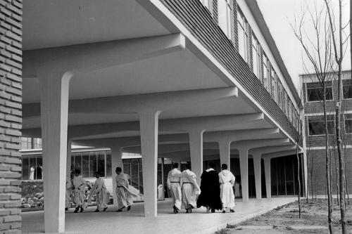 Patio Interior Con Acceso a Aulas